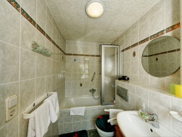 13_03838waldeckAnd4more_fused